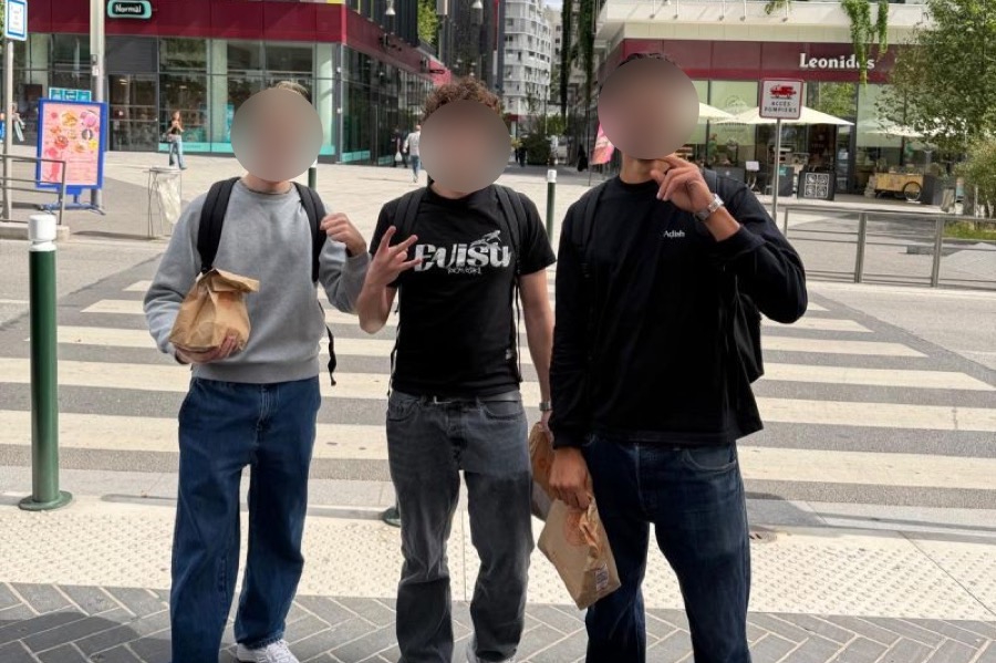 Trois étudiants de Nanterre avec leur commande O'Tacos, le jour du passage du French Tacos Tour